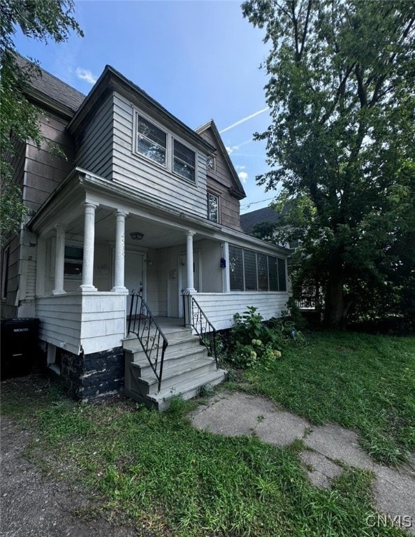 view of front of property featuring covered porch