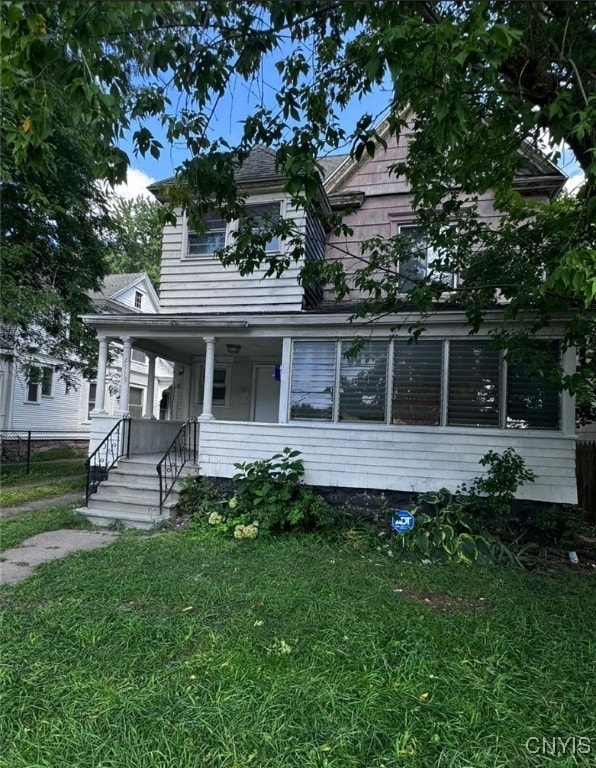 view of front of house featuring a front yard