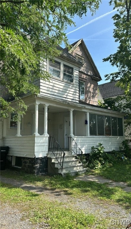 view of front facade featuring a porch