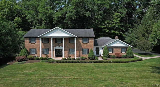 view of front facade with a front yard