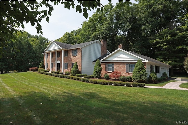 view of front of home featuring a front lawn