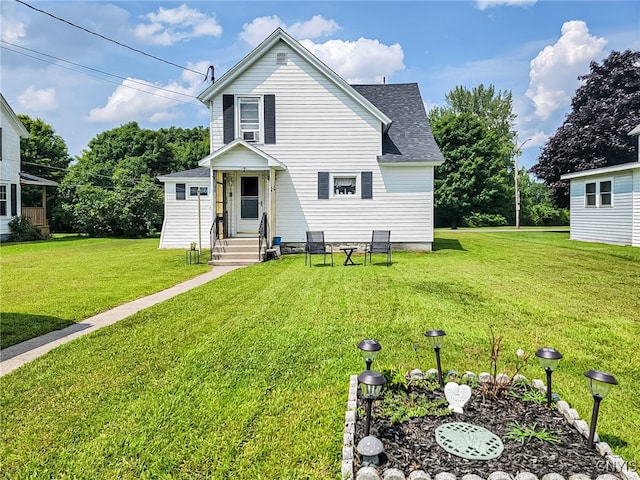 view of front of property featuring a front lawn