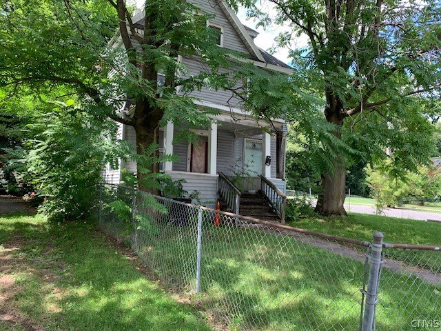 view of front of property featuring a front yard