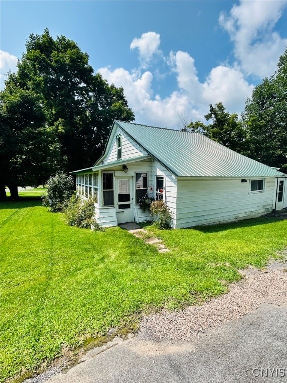 view of front facade with a front lawn