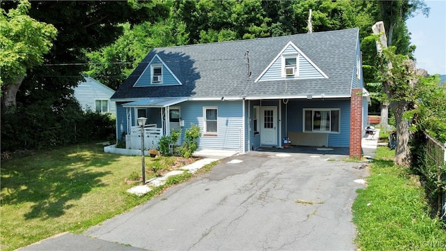 view of front of property featuring a front lawn