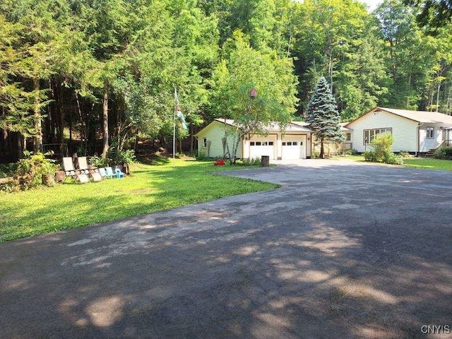 view of front of property featuring a front lawn