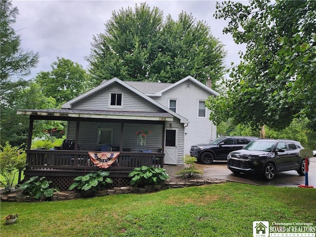 view of front of house featuring a porch and a front yard