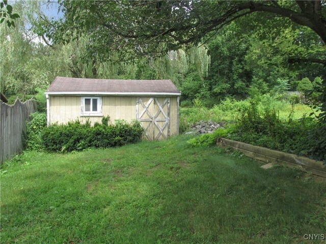 view of yard featuring a shed