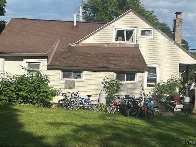 back of house featuring a lawn