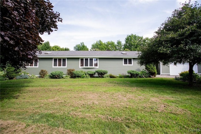 ranch-style house featuring a front yard