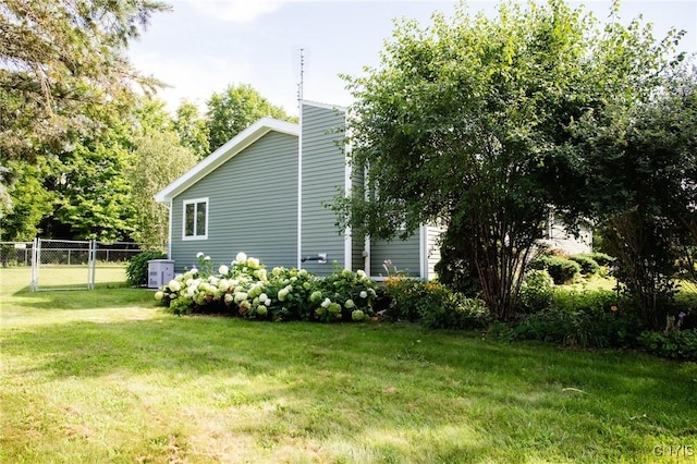 view of side of property featuring a lawn