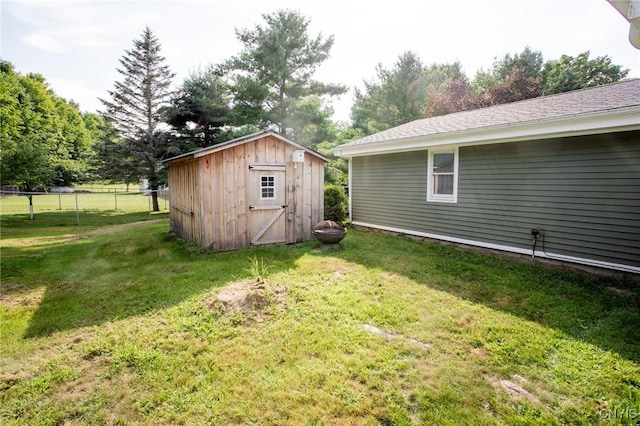 view of yard featuring a storage shed