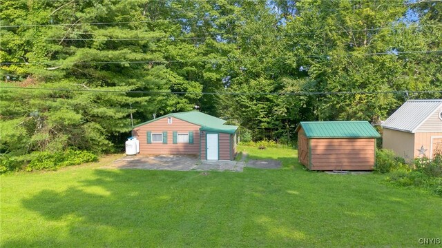 view of yard with a shed