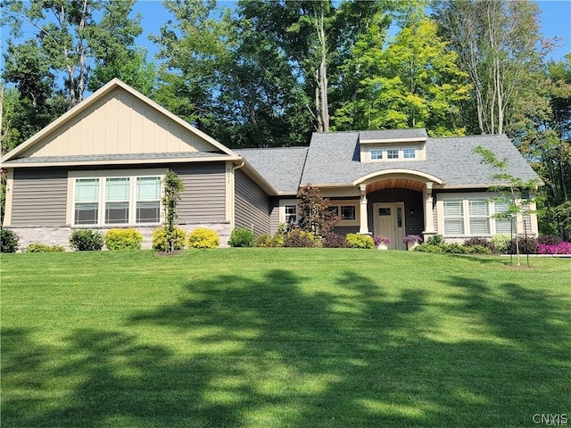 view of front of home featuring a front yard