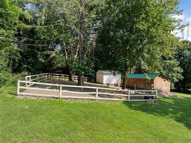 view of yard with an outdoor structure