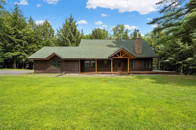 view of front of property featuring a front yard