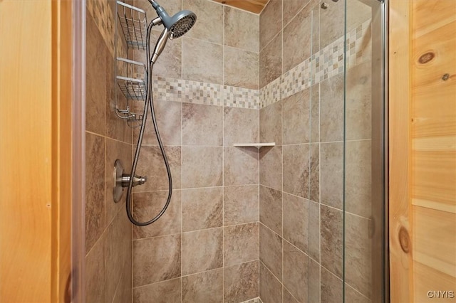 room details featuring tiled shower