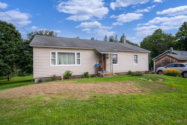 view of front of property featuring a front lawn