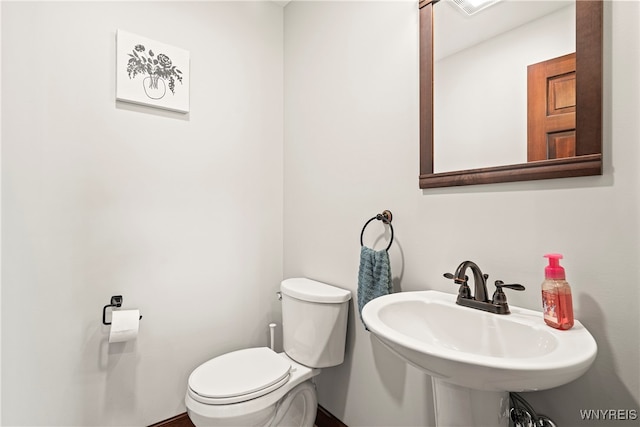 bathroom featuring toilet and sink