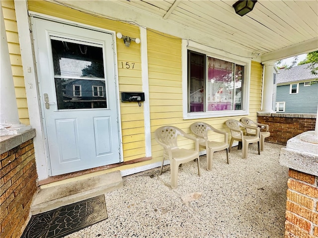 property entrance featuring a porch