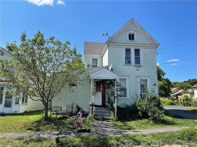 victorian home featuring a front lawn