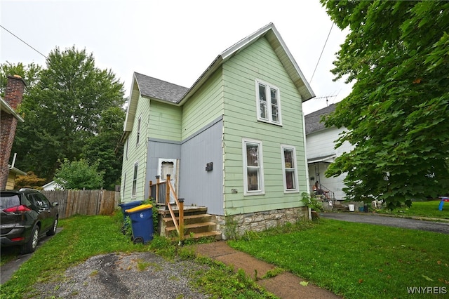 front facade featuring a front lawn