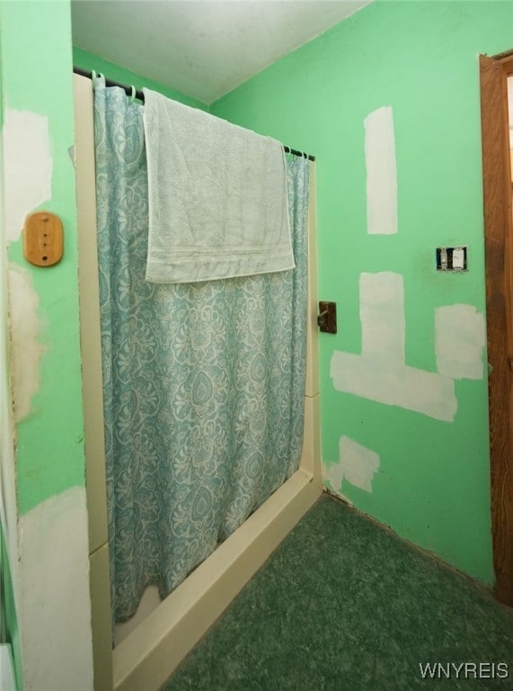 bathroom featuring curtained shower