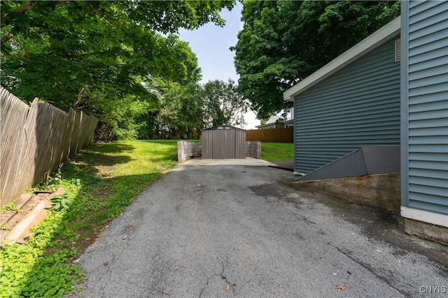 view of yard with a shed