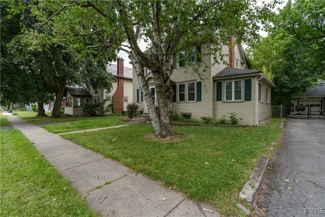 view of front of property featuring a front yard