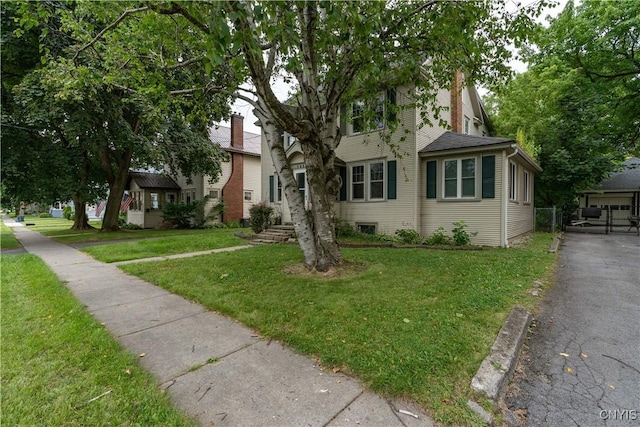 view of front of home with a front lawn