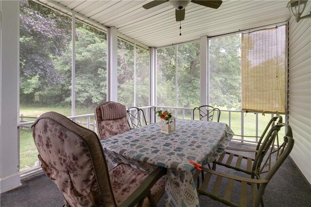 sunroom with ceiling fan