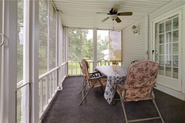 sunroom with ceiling fan