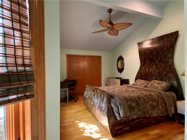 bedroom featuring a closet, ceiling fan, light hardwood / wood-style flooring, and vaulted ceiling