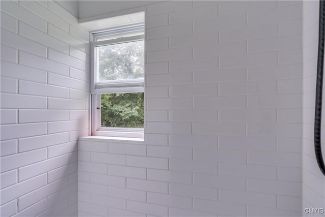 bathroom featuring tiled shower