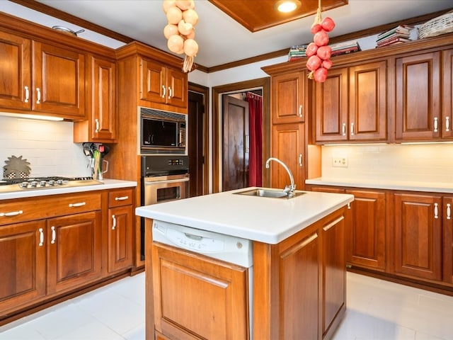 kitchen with appliances with stainless steel finishes, light tile patterned flooring, a center island with sink, tasteful backsplash, and sink