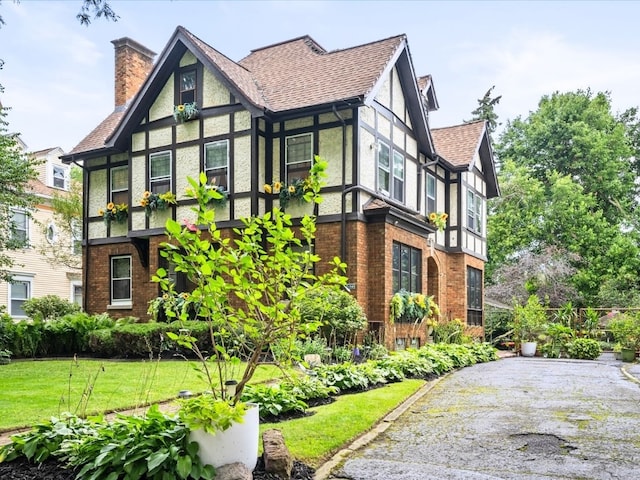 view of front facade with a front yard