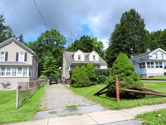 view of front of property featuring a front lawn