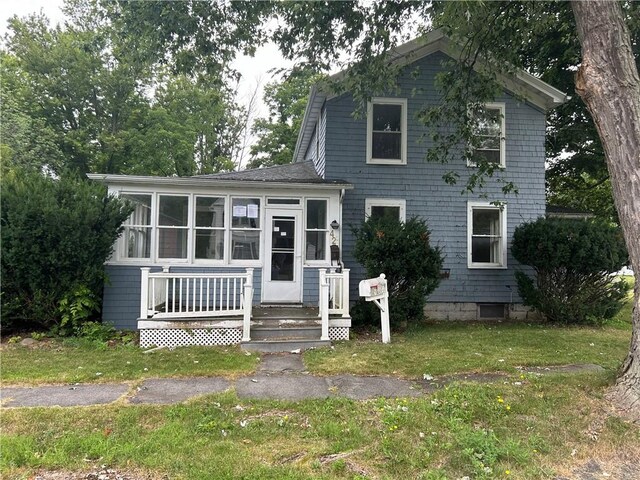 view of front of property featuring a front yard