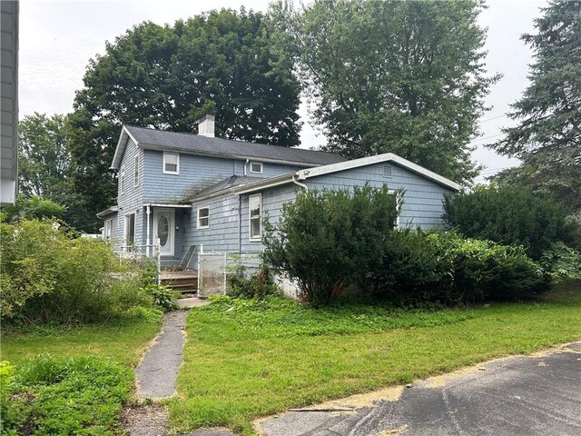 view of front of house featuring a front lawn