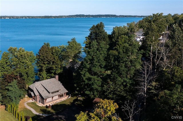 bird's eye view with a water view