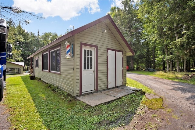 view of outdoor structure featuring a yard