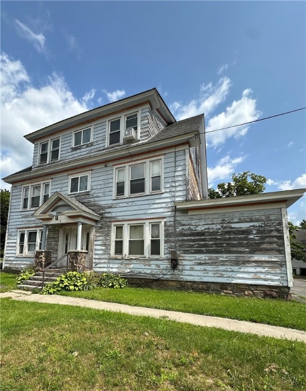 view of front of house with a front yard