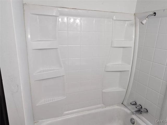 bathroom with tiled shower / bath