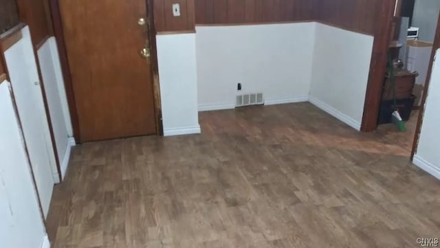 laundry room featuring hardwood / wood-style floors