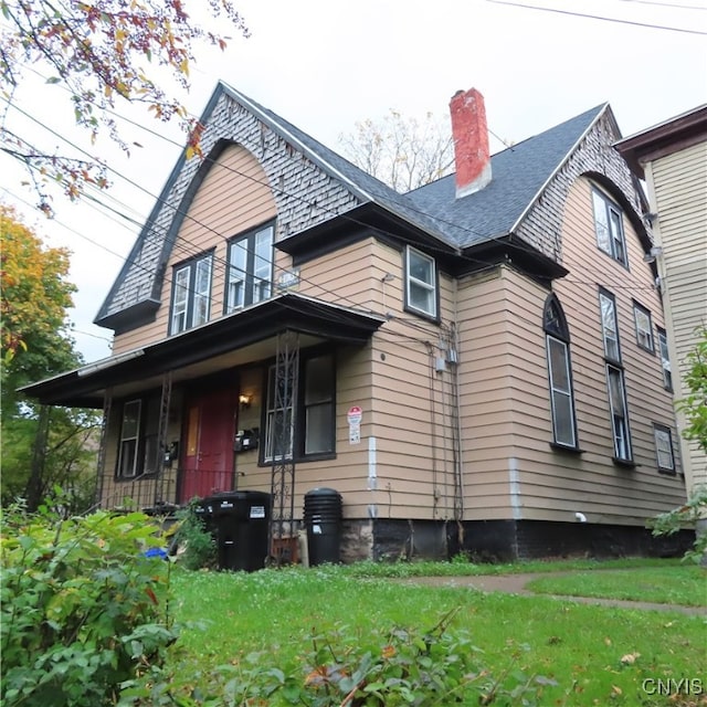 view of front of home featuring a front lawn