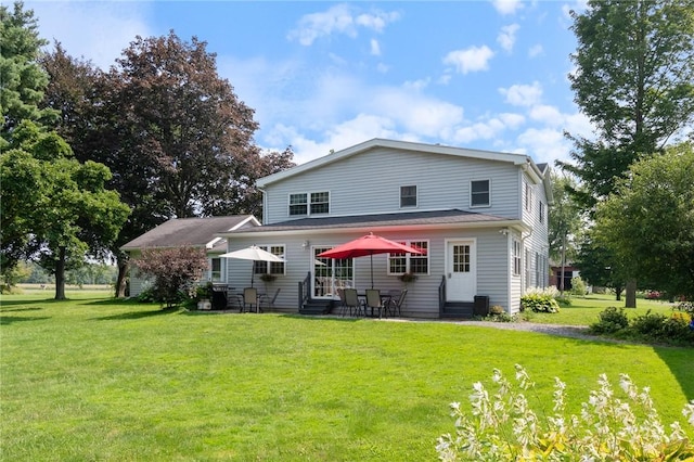 back of house featuring a lawn