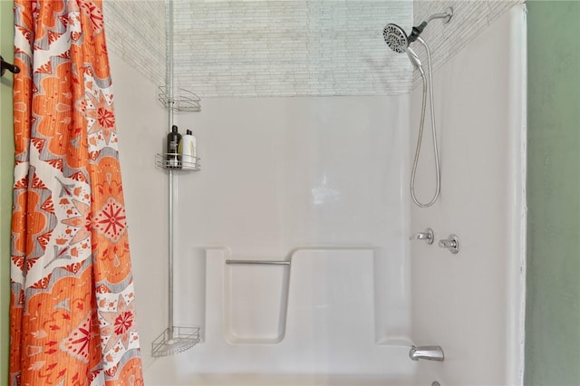 bathroom featuring shower / tub combo