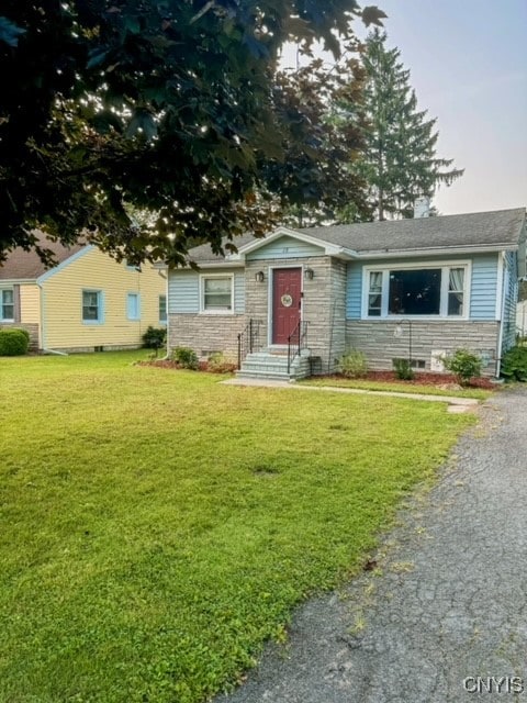 view of front of property with a front yard