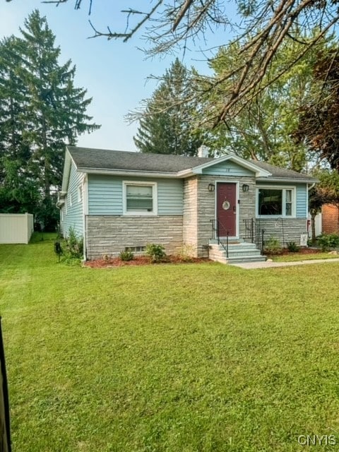 view of front of property featuring a front yard