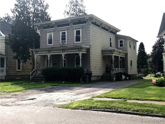 italianate-style house featuring a front lawn